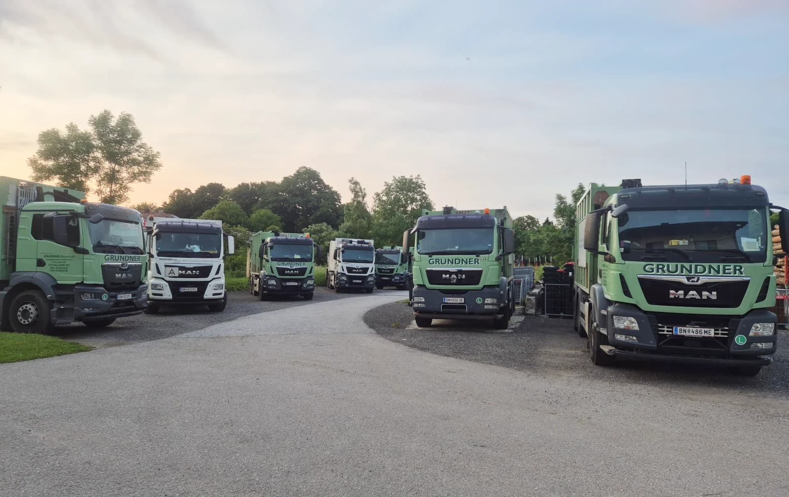 Mehrere Fahrzeuge des Grundner-Fuhrparks am Standort Alland