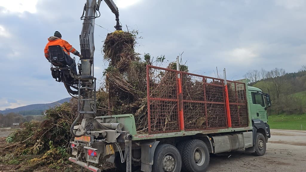Grundner-LKW bei der Verladung von Biomasse