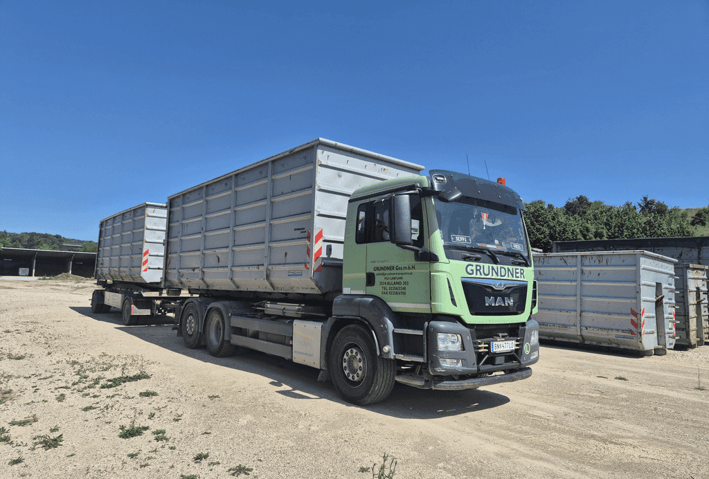 Grundner-Lastkraftwagen mit Anhänger